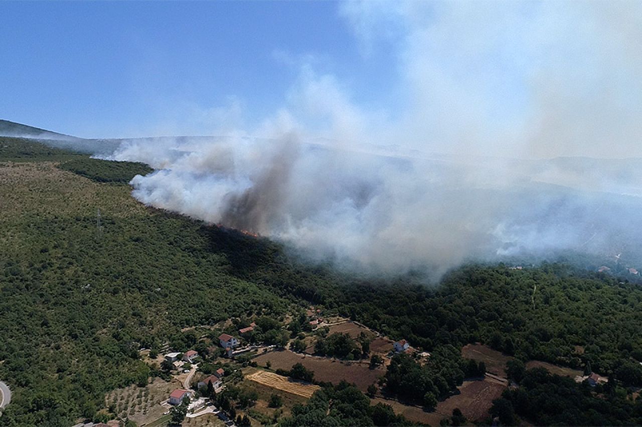 Požari zahvatili Hercegovinu, na Pologu ugrožene kuće