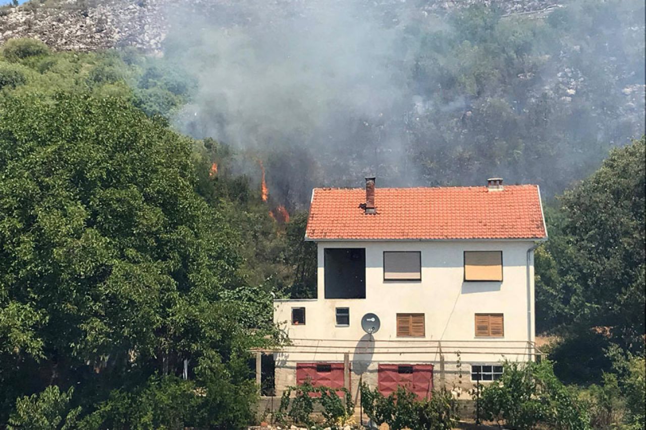 Vatra u Međinama prešla magistralu i širi se prema Mostarskom blatu