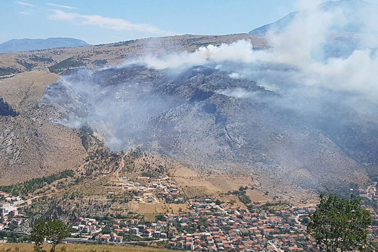Mostar: Vatra se spustila blizu kuća u Šehovini i Bjelušinama