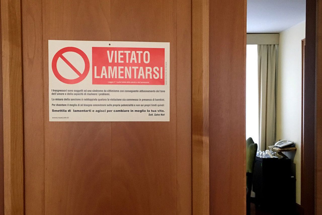 Papa Franjo na svoja ulazna vrata stavio znak ''Ne kukajte''
