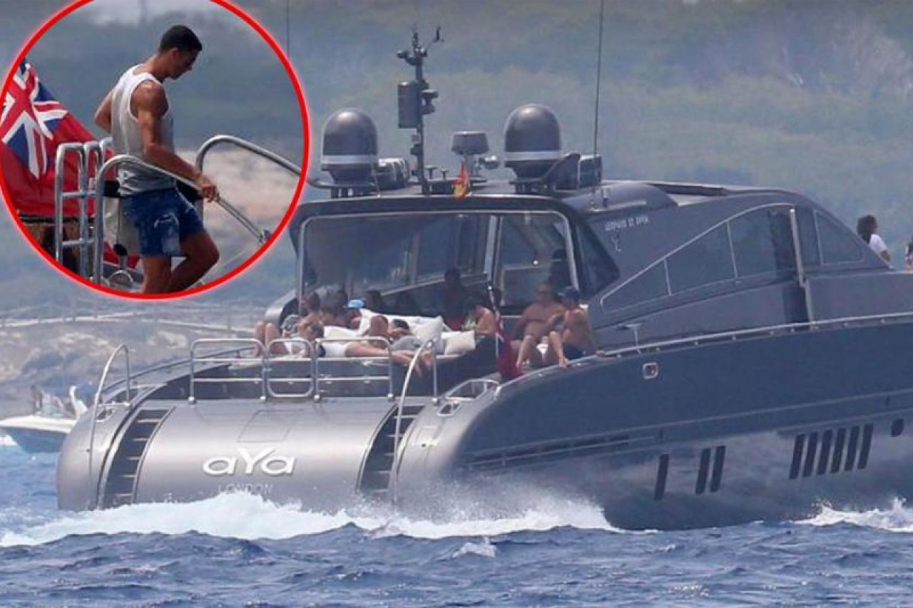 Pred obalama Ibize: Carinici pretražili Ronaldovu jahtu!