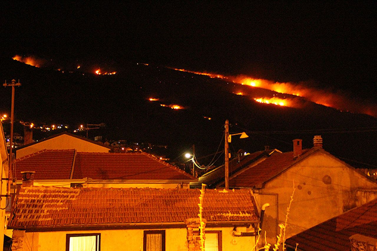 Mostar: Požari i dalje aktivni