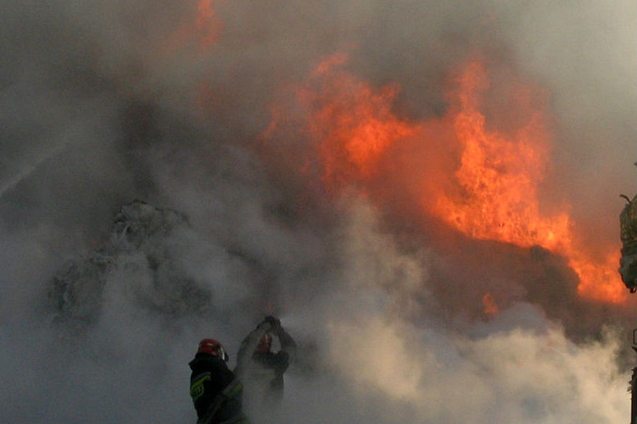 Zbog požara evakuacija stanovništva, vatra doseže visinu do 30 metara