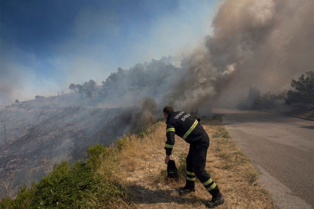 Splitski požar još nije lokaliziran, kvaliteta zraka normalna