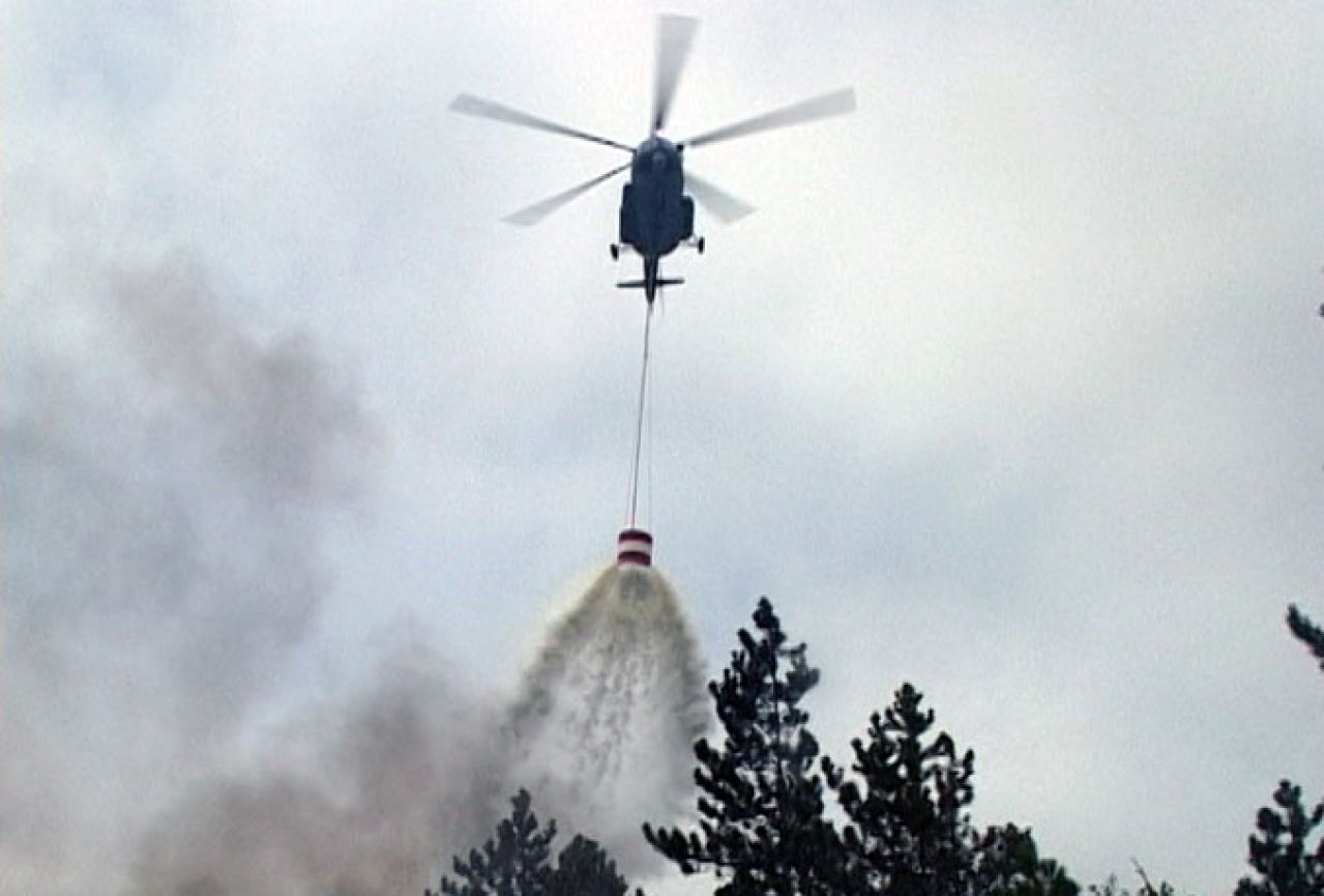 Helikopter OS BiH i dalje gasi požar kod Jablanice