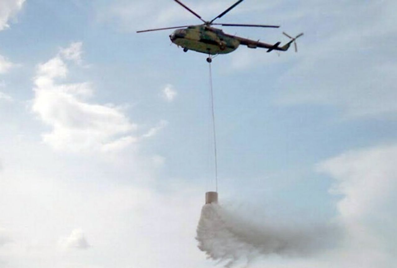 Helikopter nije uspio ugasiti požar; sutra na Čvrsnicu ide 100 gasitelja