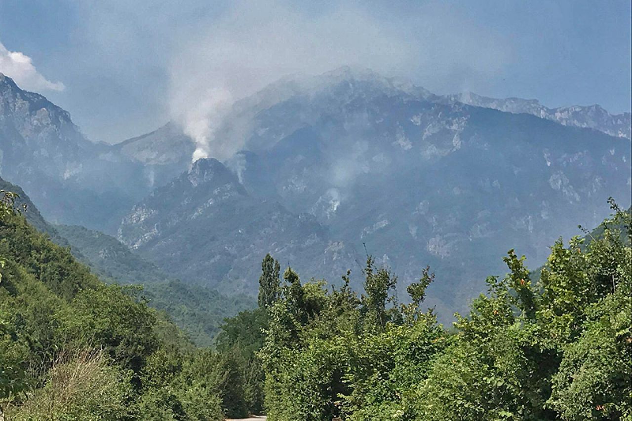 Čvrsnicu spašava stotine ljudi i helikopteri