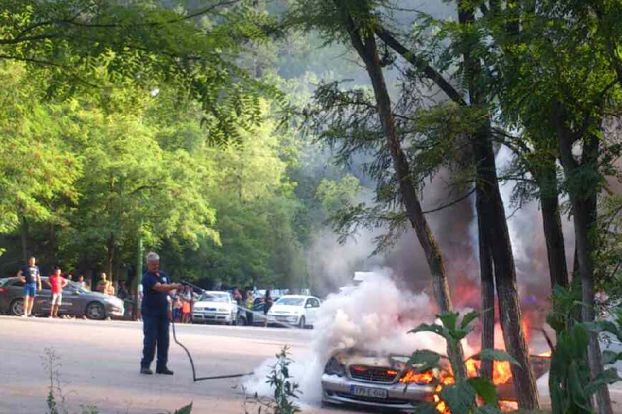 Jablanica: Mercedes se zapalio u vožnji