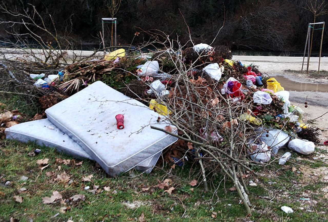 Širokobriješki komunalci: Ne odlažite organski i građevinski otpad
