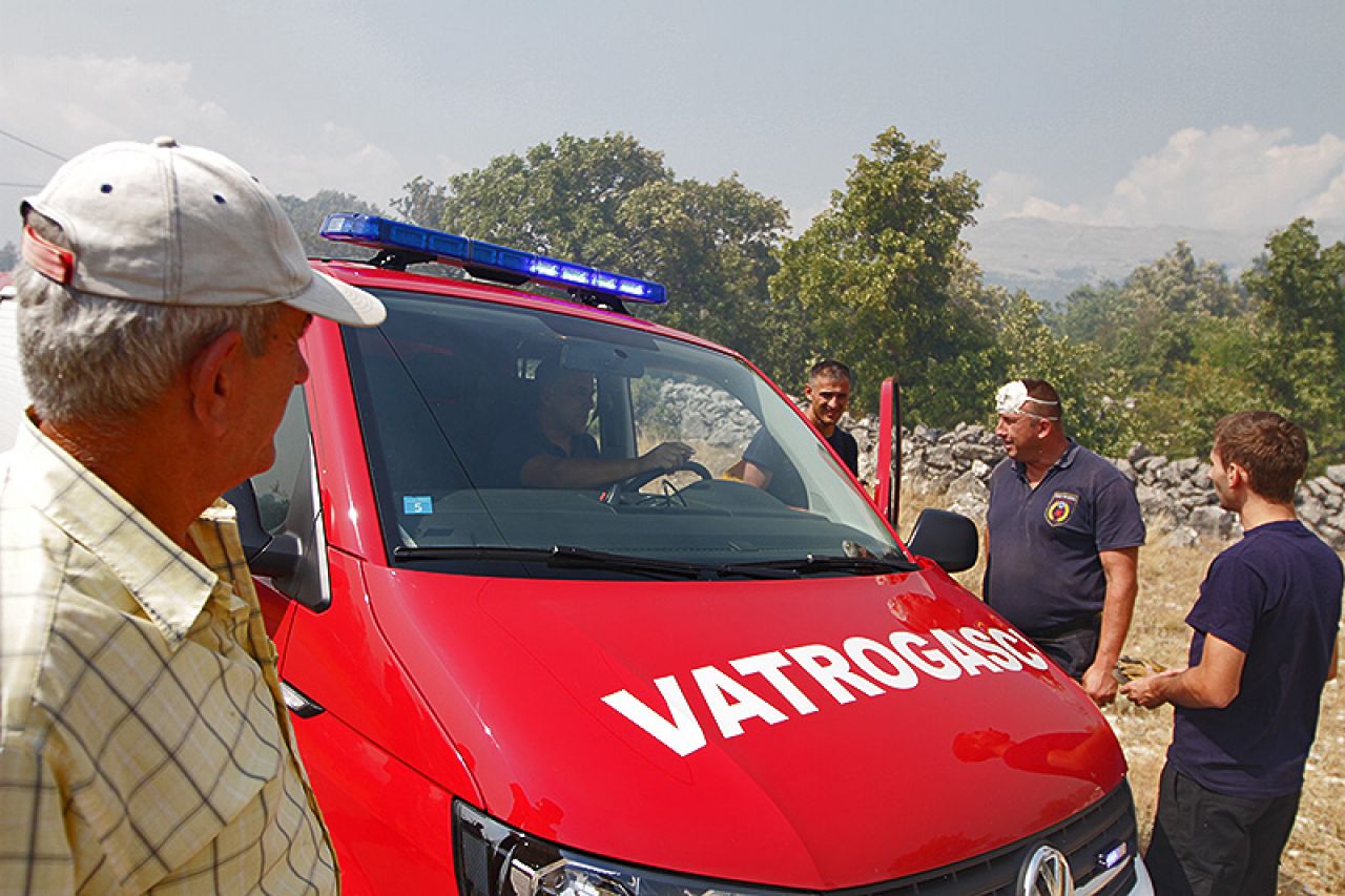 Mostar: Požar u Podveležju još uvijek aktivan