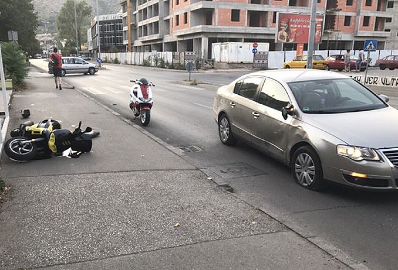 Sudar skutera i automobila u Mostaru