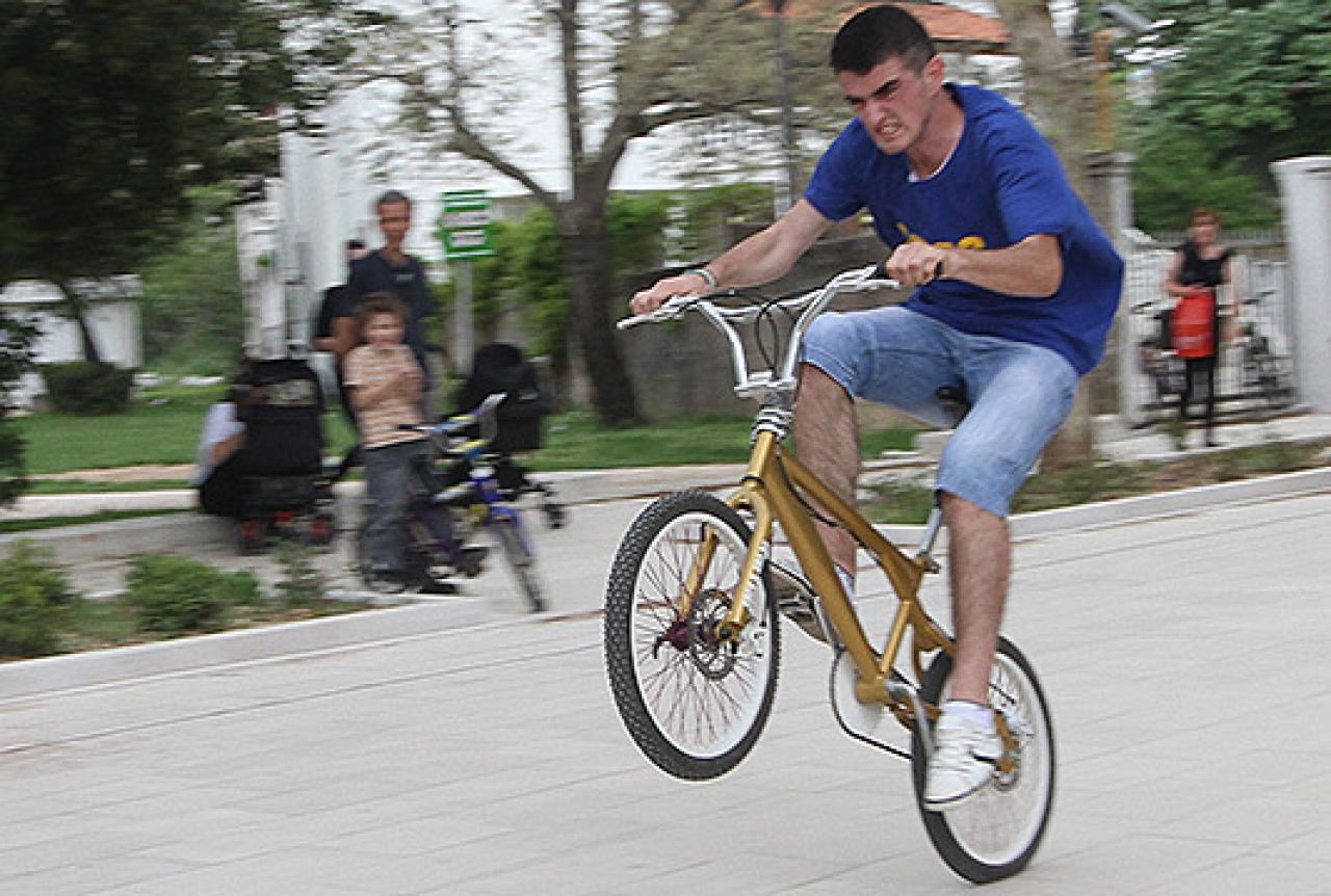VIDEO | Čapljinac u Mostaru obara rekord u vožnji bicikla na zadnjem kotaču