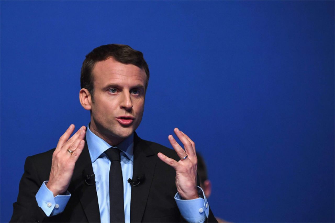 Macronu opala podrška na 54 posto