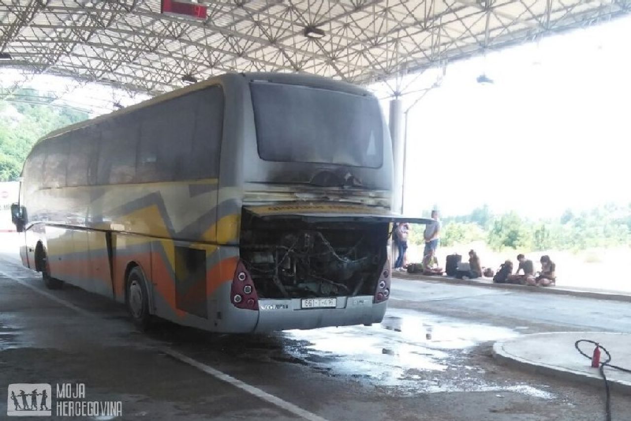 Klobuk: Zapalio se autobus pun putnika