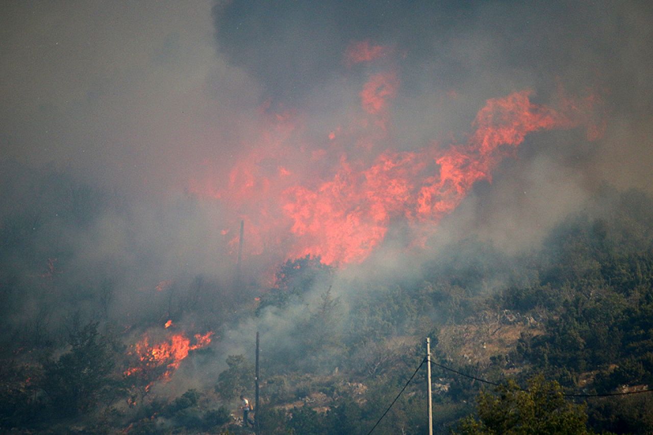 Vatrogasci se bore s požarom iznad Kobilovače