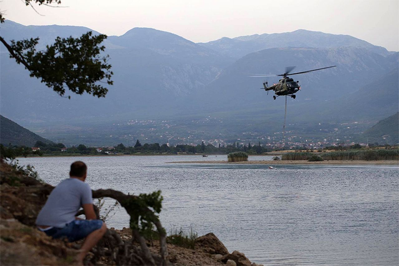 FOTO | Helikopter stigao u pomoć mostarskim vatrogascima