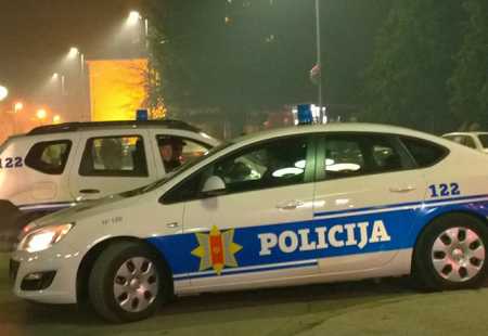 https://storage.bljesak.info/article/206694/450x310/crna-gora-policija-auto.jpg