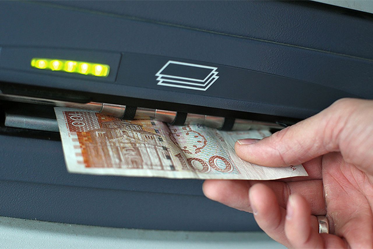 Skupina Rumunja obila 12 bankomata i ukrala milijun i pol kuna