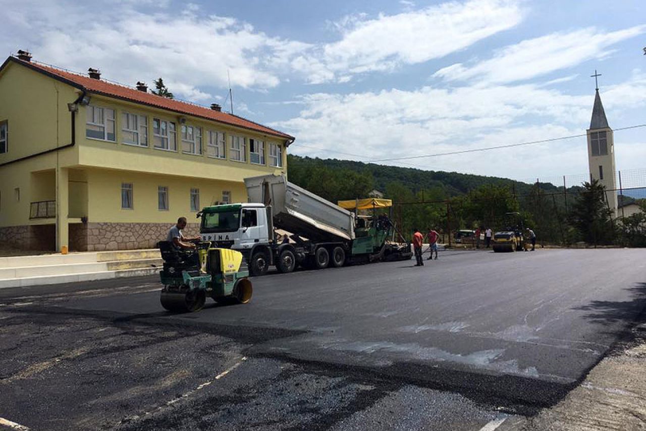Igralište u Vinjanima dobilo novi asfalt: Sve spremno za 12. turnir ''Hercegovački Vinjani''