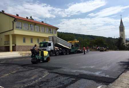 https://storage.bljesak.info/article/206764/450x310/hercegovacki-vinjani-asfalt-teren.jpg