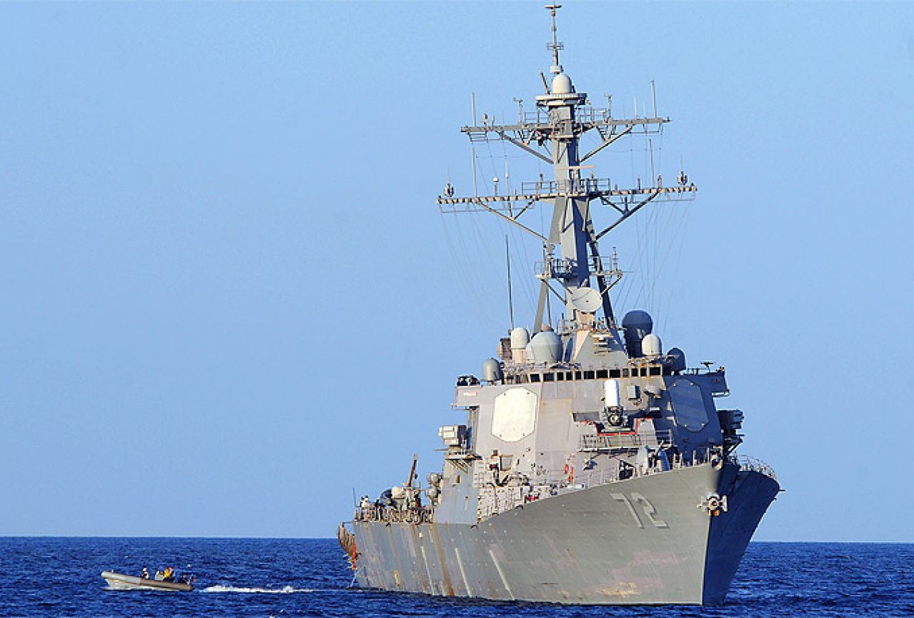 Američki ratni brod ispalio pucnje upozorenja na iransko plovilo