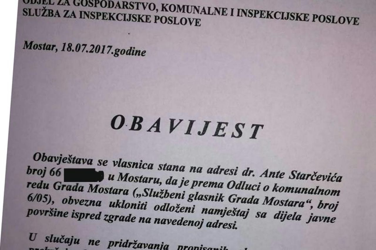 Inspekcija prijeti, ali vlasnica stana u Mostaru ne želi maknuti kauč ispred zgrade