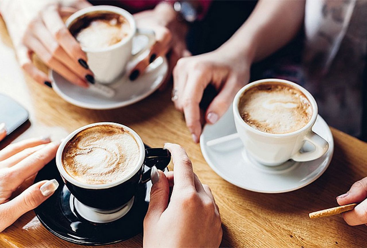 Zašto je dobro popiti kavu ako ideš odrijemati poslijepopodne?