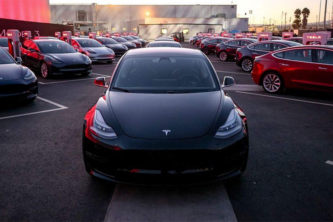 Tesla predao prvim kupcima električne automobile Model 3
