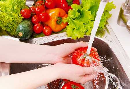 https://storage.bljesak.info/article/207162/450x310/pranje-hrane-rajcica-paradajz.jpg