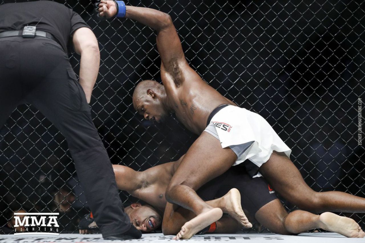 Jon Jones nokautiro Cormiera