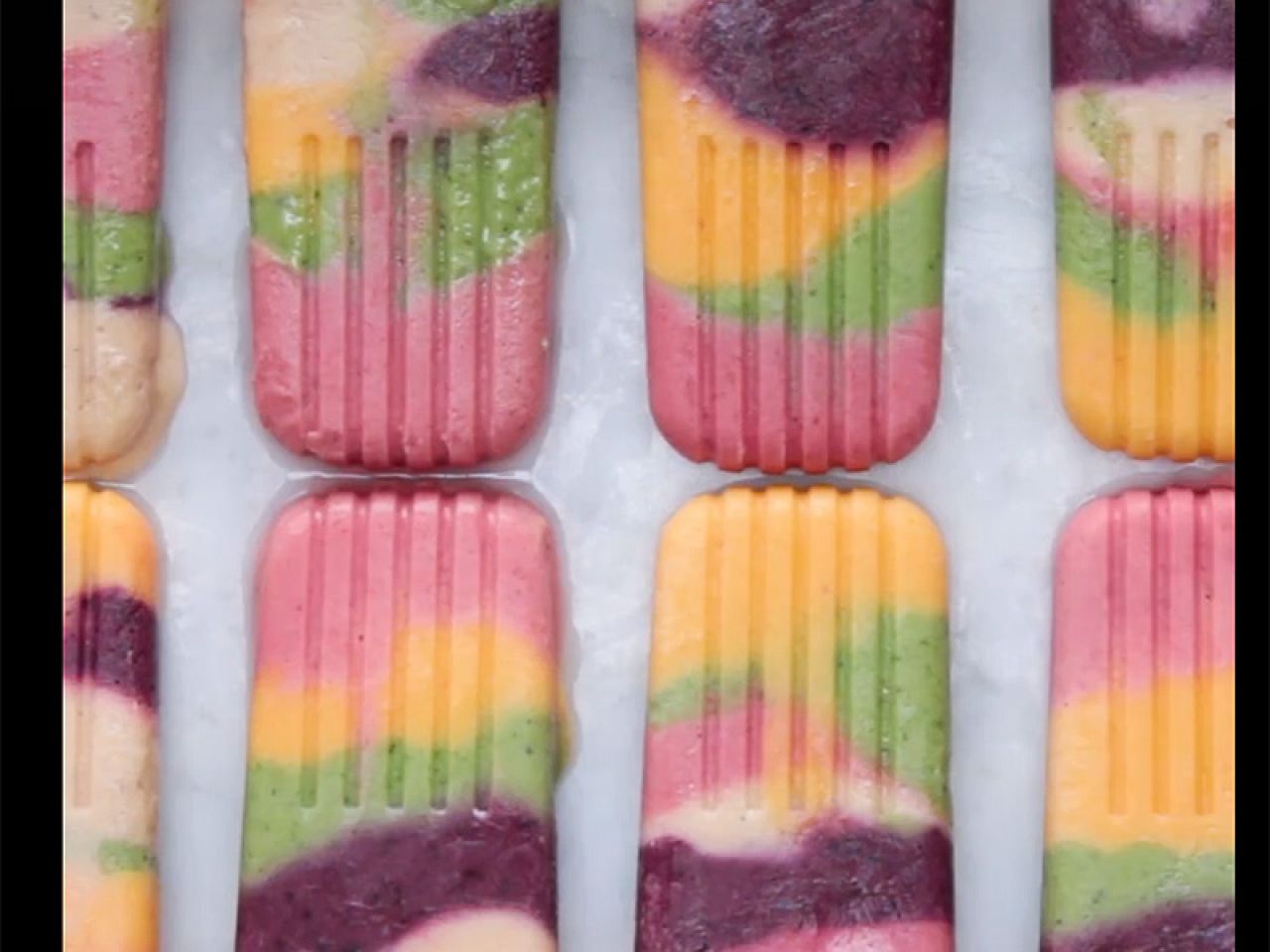 VIDEO | Napravite sami osvježavajući voćni sladoled 'duginih boja' 