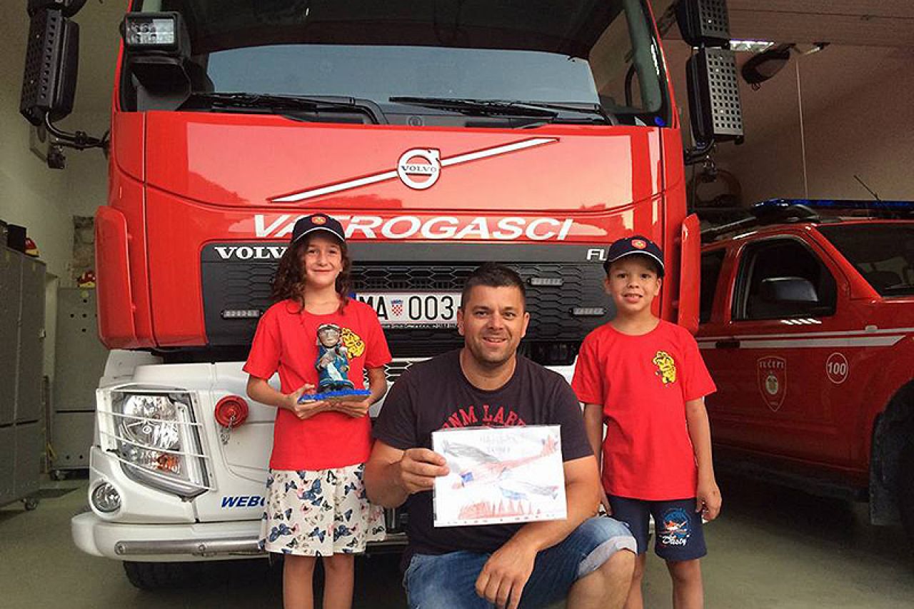 Mali donatori iz Mostara s vatrogascima herojima iz Tučepa