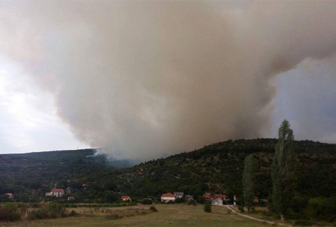 Gori gusta borova šuma u Imotskom, vatra blizu naselja