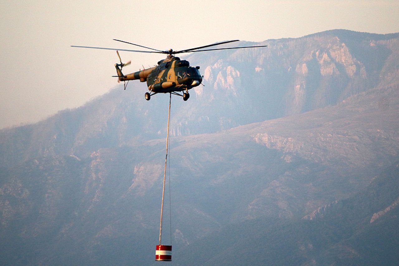 Vojni helikopter upućen prema požarištu u općini Bosansko Grahovo