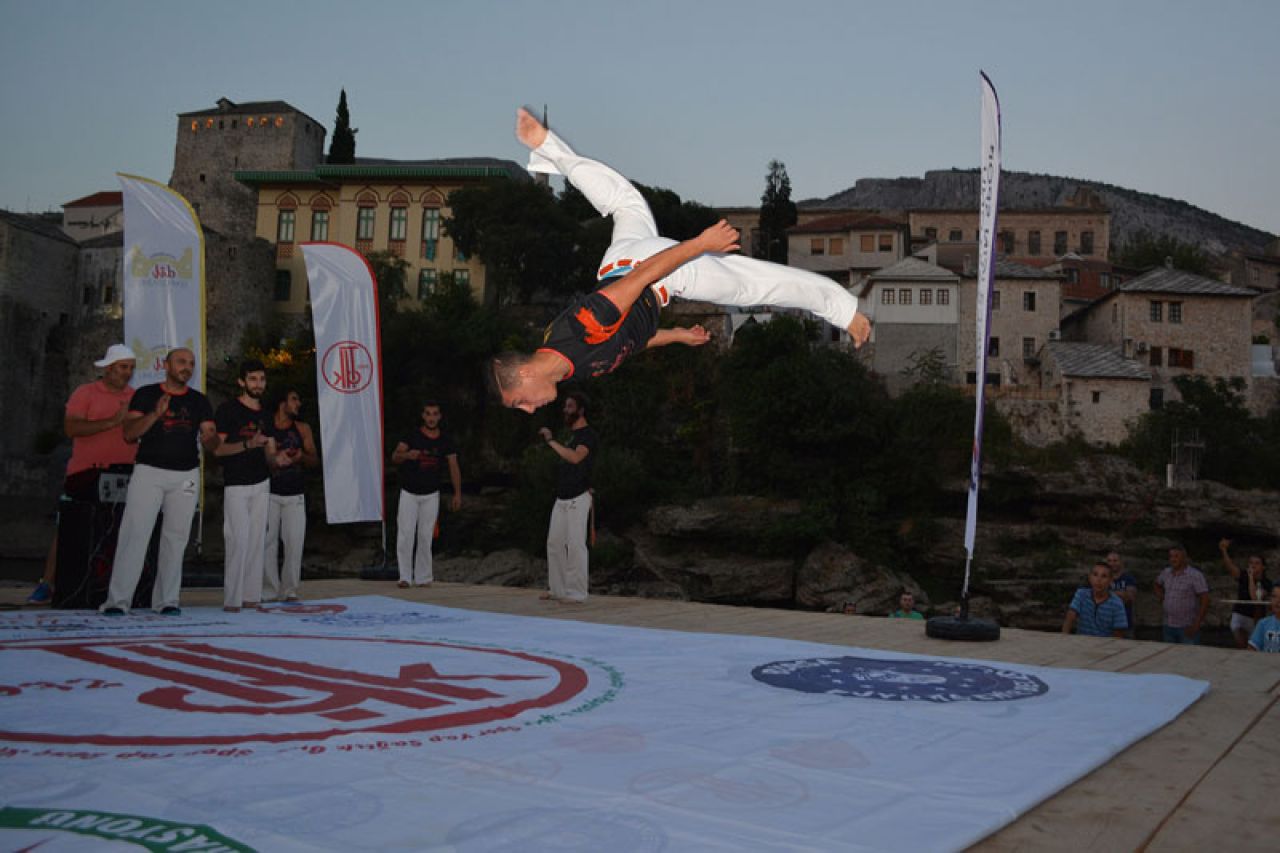 Turski umjetnici u Mostaru priredili spektakl performansom Capoeira i Matraka