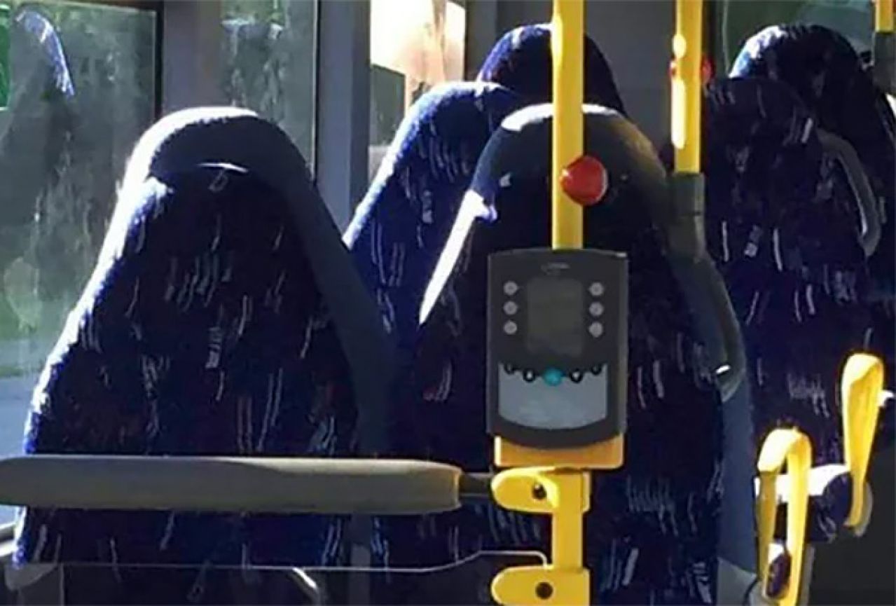 Desničari zamijenili autobusna sjedala za žene u burkama, svi im se smiju