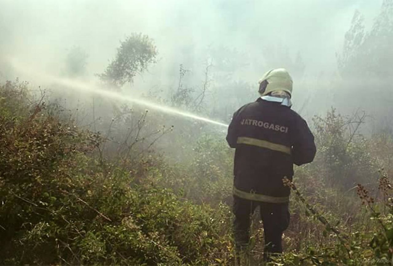 Požar u Gornjim Radišićima kod Ljubuškog i dalje aktivan