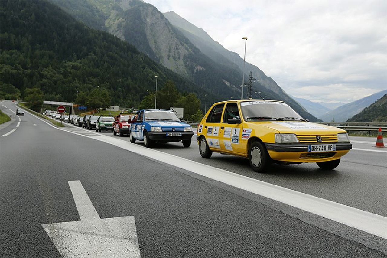 Francuzi u Mostar stižu sa 150 Peugeota 205 da bi uručili školski i sportski materijal
