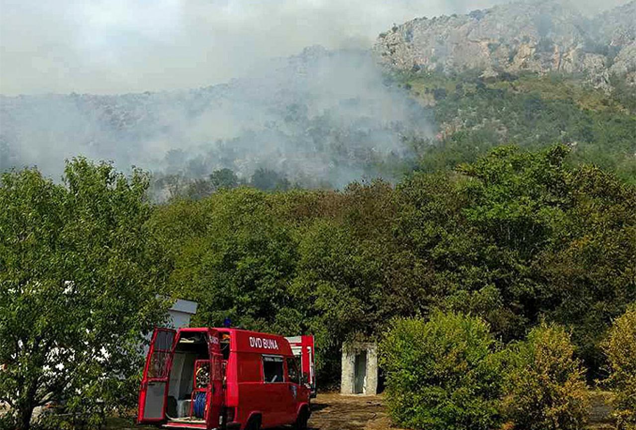 Zajedničkim snagama ugašen veliki požar u Žitomisliću