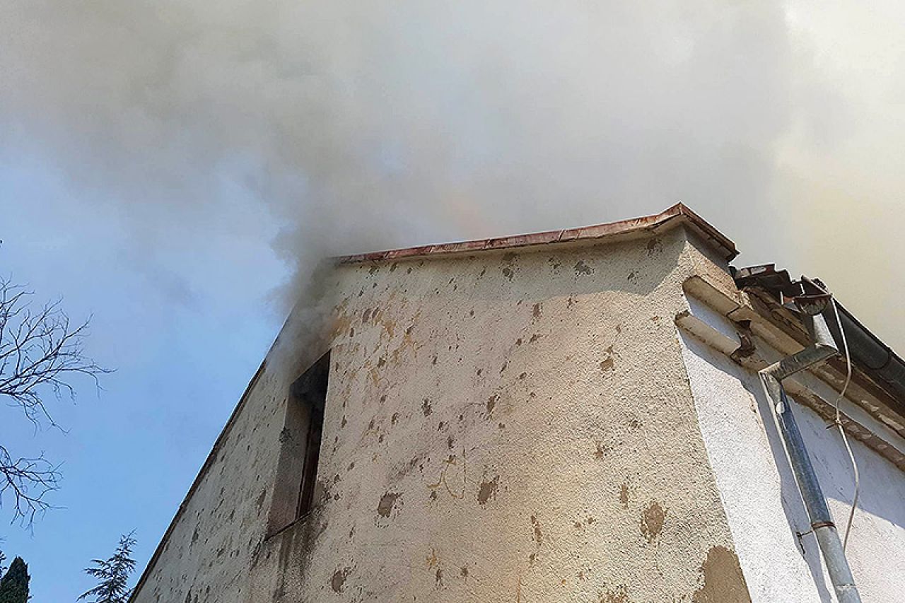 Mostar: Paviljon u plamenu
