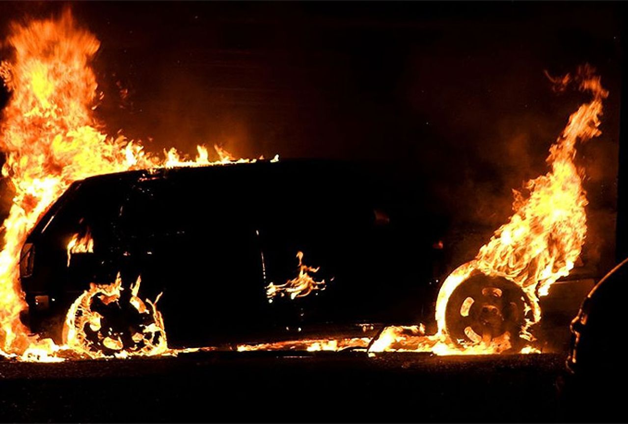 U Mostaru izgorio automobil