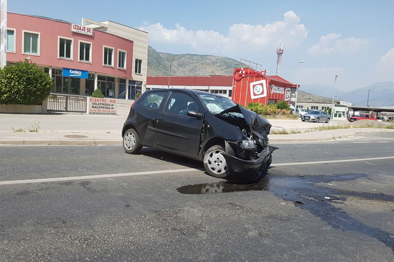 Teži sudar tri automobila na izlazu iz Mostara