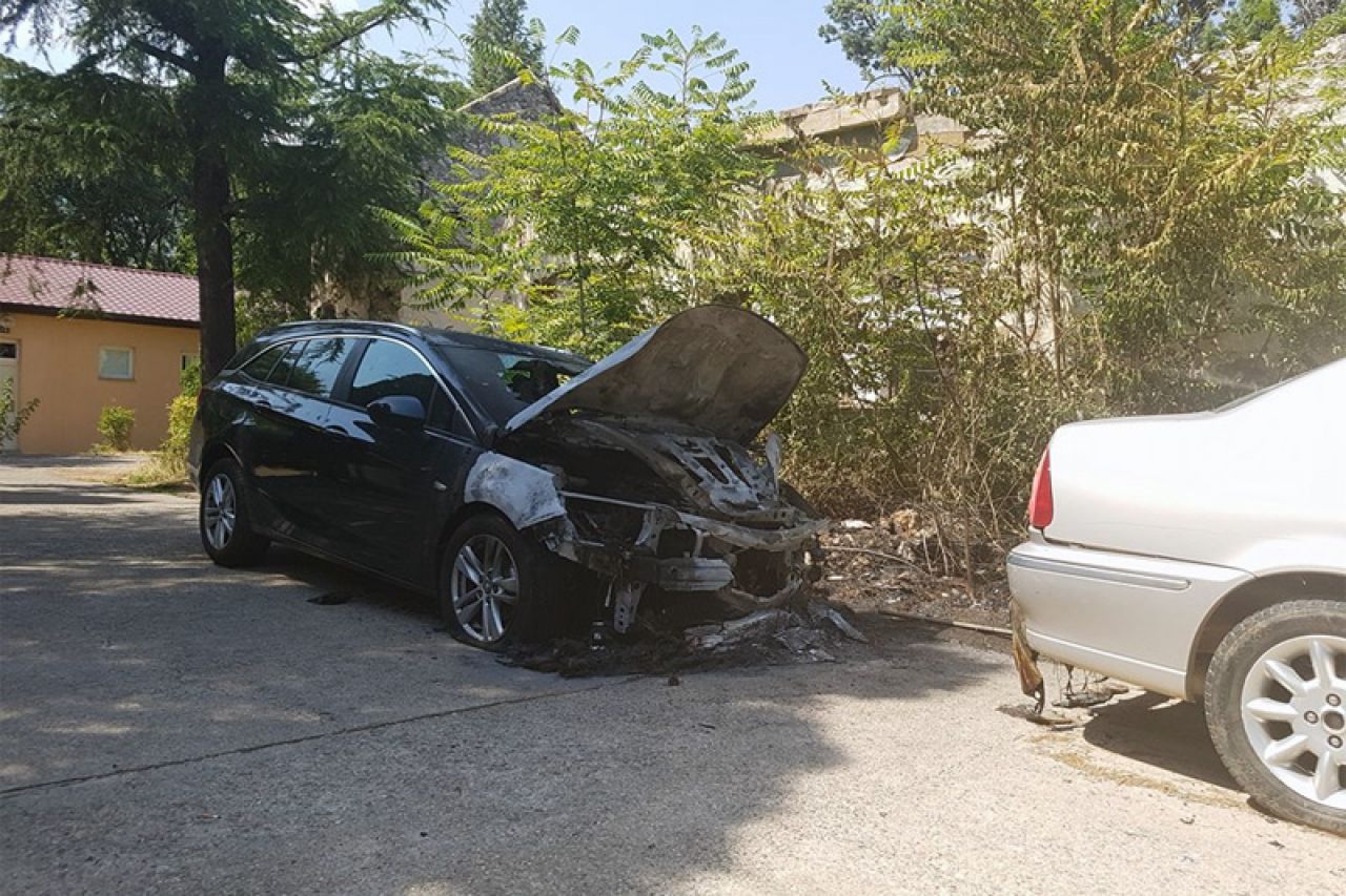 Mostar: U paljevini oštećeno više automobila
