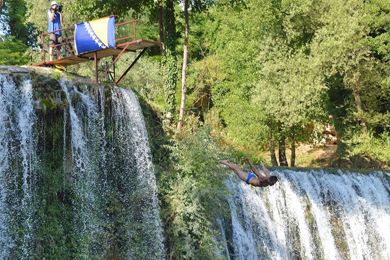 VIDEO | Dino Bajrić najbolji skakač sa vodopada u Jajcu