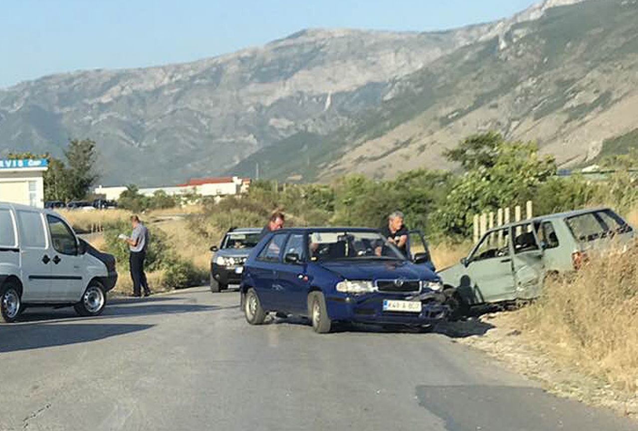 Mostar: Fiat nakon sudara završio pored ceste