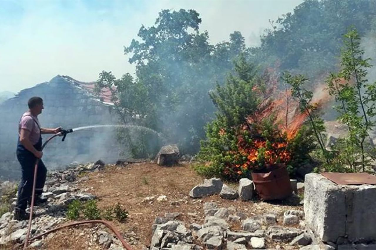 Helikopteri gase požare u Trebinju i HBŽ-u