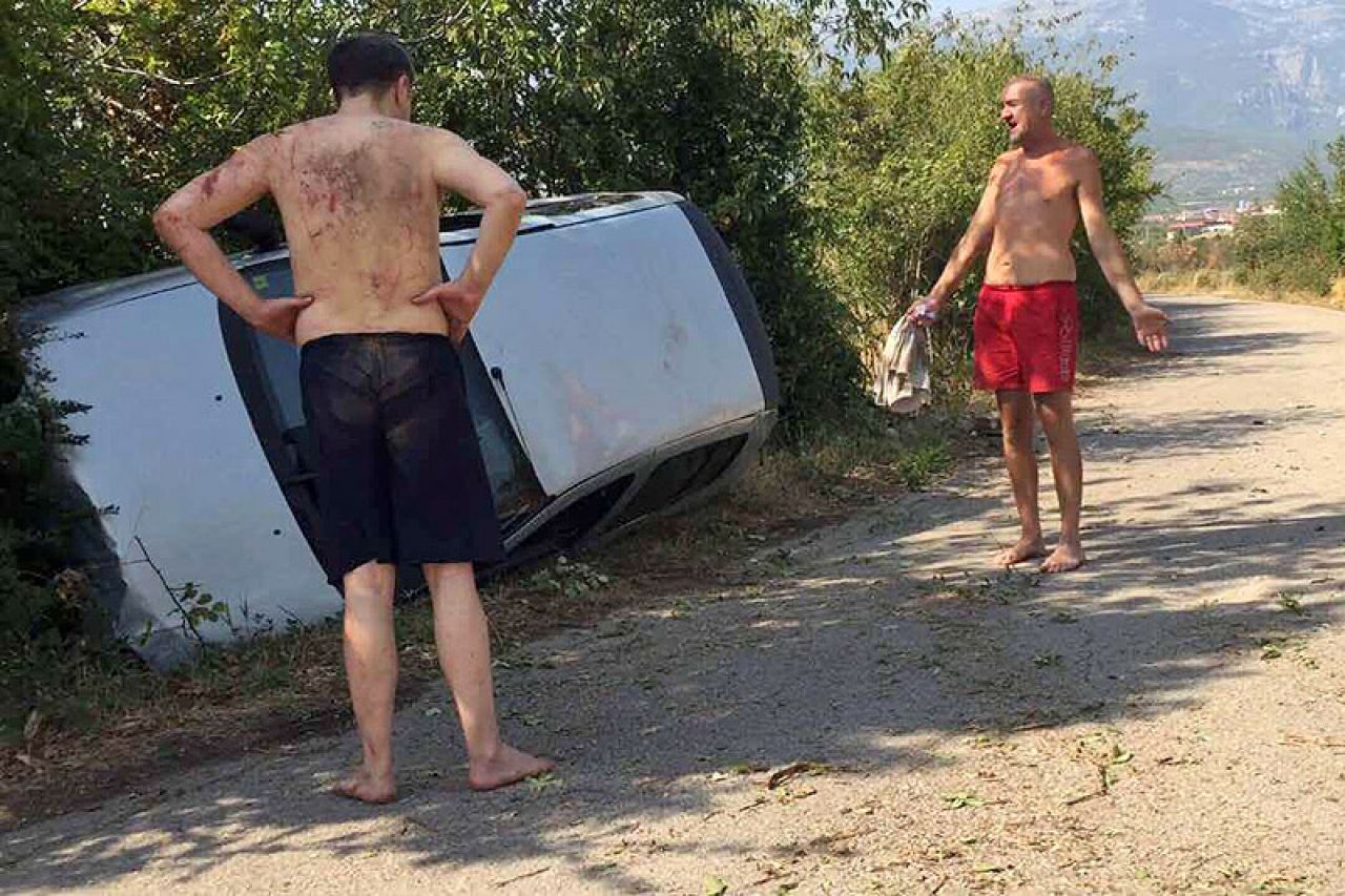 Mostar: U prevrtanju automobila ozlijeđene dvije osobe