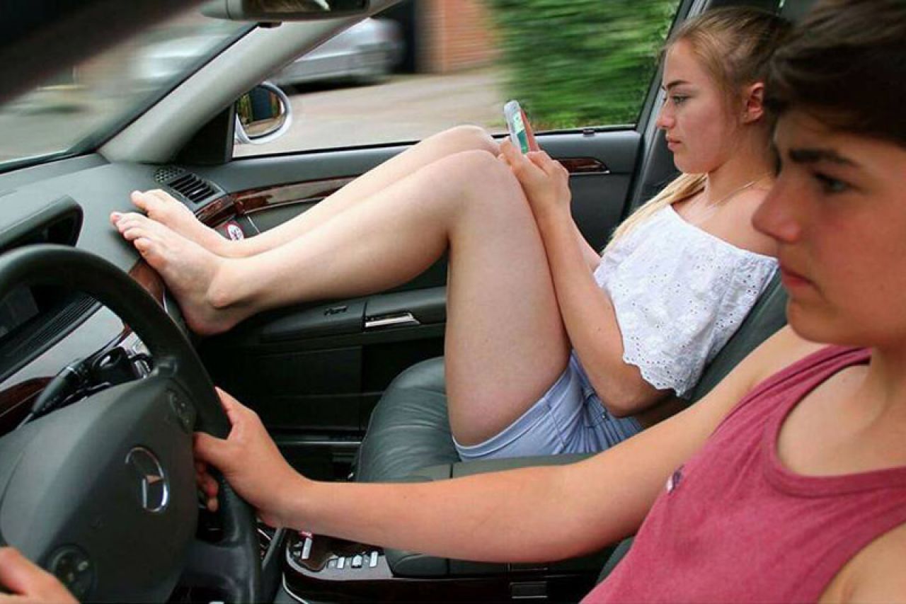 VIDEO | Evo zašto nikad ne biste trebali stavljati noge na ploču u autu