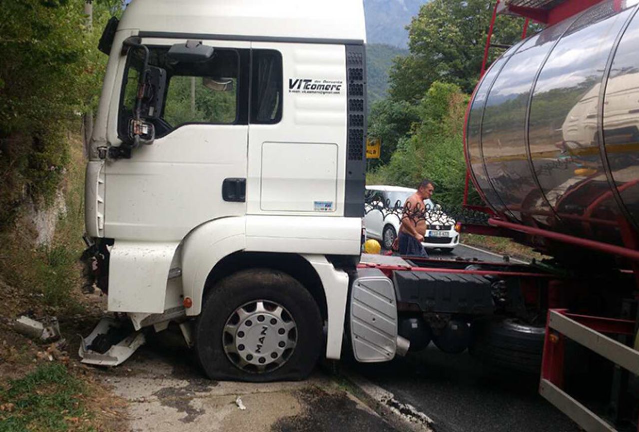 Mostar-Jablanica: Kamion izletio s ceste, stvorene gužve u prometu