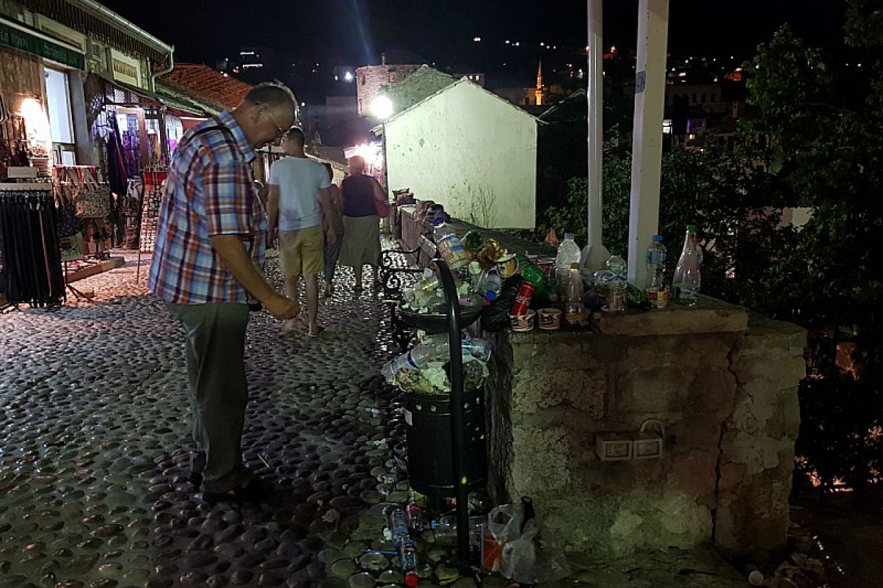 Sramotna slika iz Mostara: Nije dovoljno samo staviti kantu